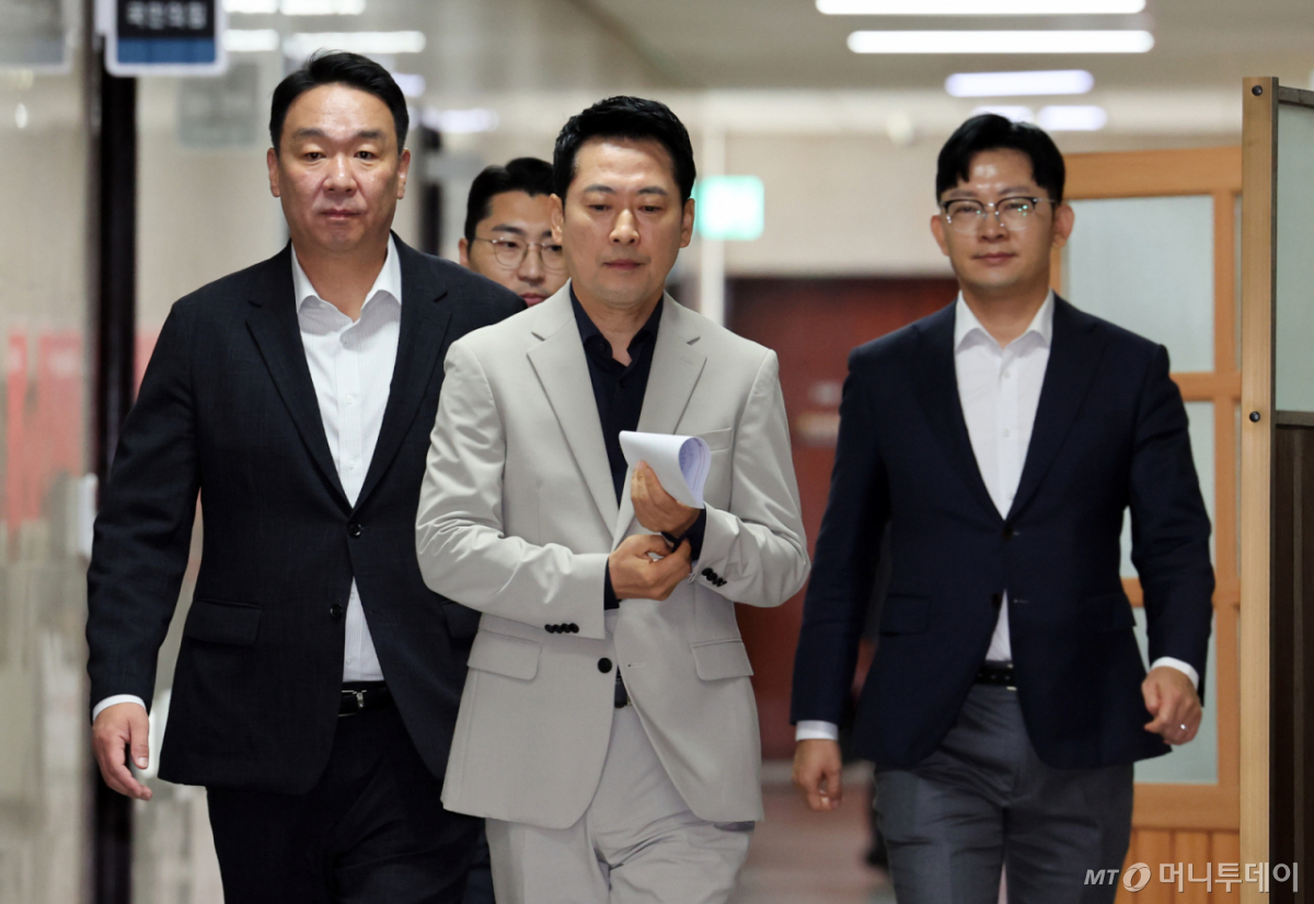 [서울=뉴시스] 최진석 기자 = 장동혁 국민의힘 대표가 2일 여의도 국회에서 현안 관련 기자회견을 위해 이동하고 있다. 2026.09.02. myjs@newsis.com /사진=최진석
