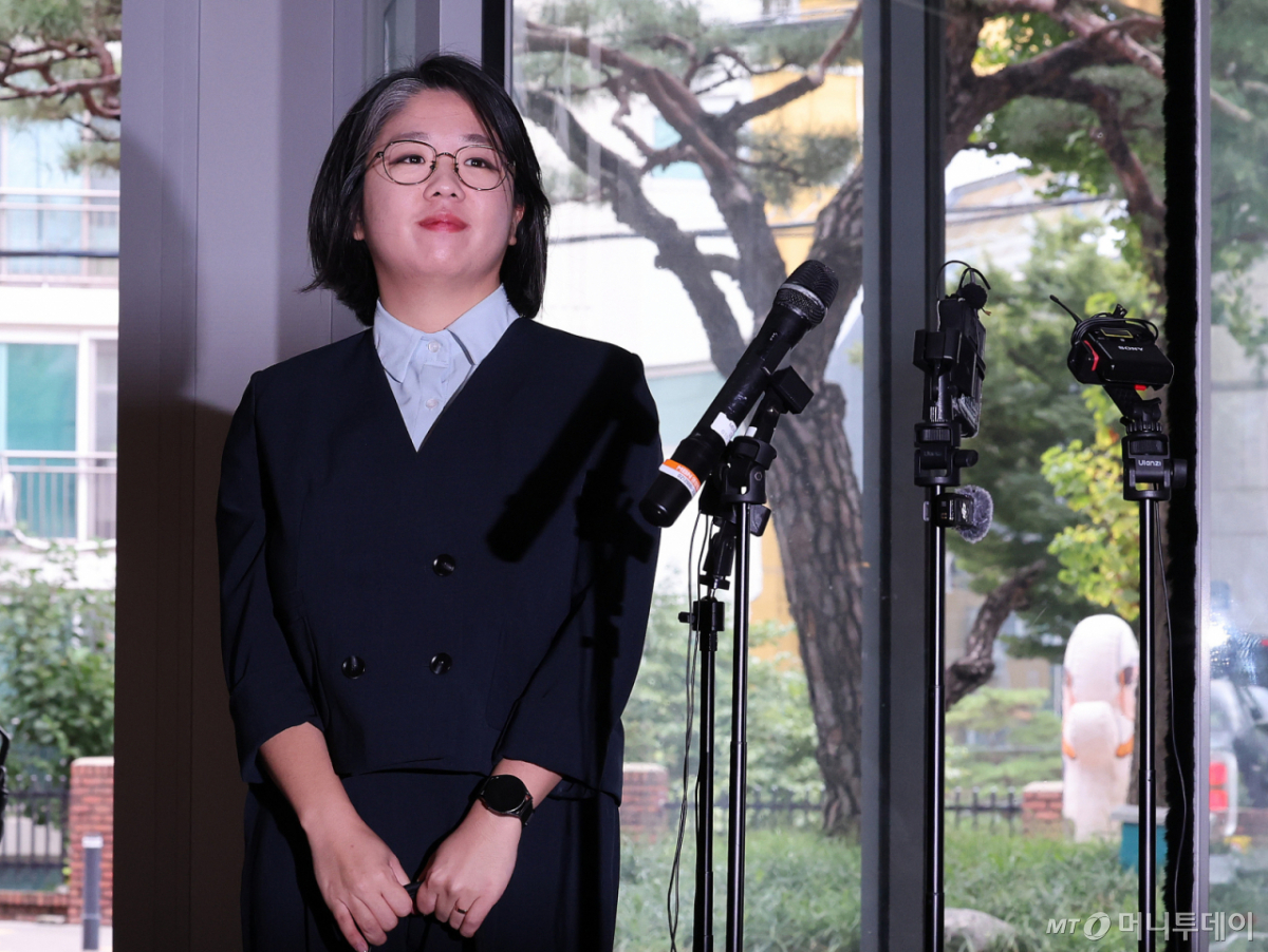 (서울=뉴스1) 박지혜 기자 = 용혜인 성평등가족부 장관 후보자가 2일 오전 서울 서대문구 한국청소년활동진흥원에 마련된 인사청문회 준비사무실로 첫 출근하고 있다. 2026.9.2/뉴스1 Copyright © 뉴스1. All rights reserved. 무단 전재 및 재배포, AI학습 이용 금지. /사진=(서울=뉴스1) 박지혜 기자