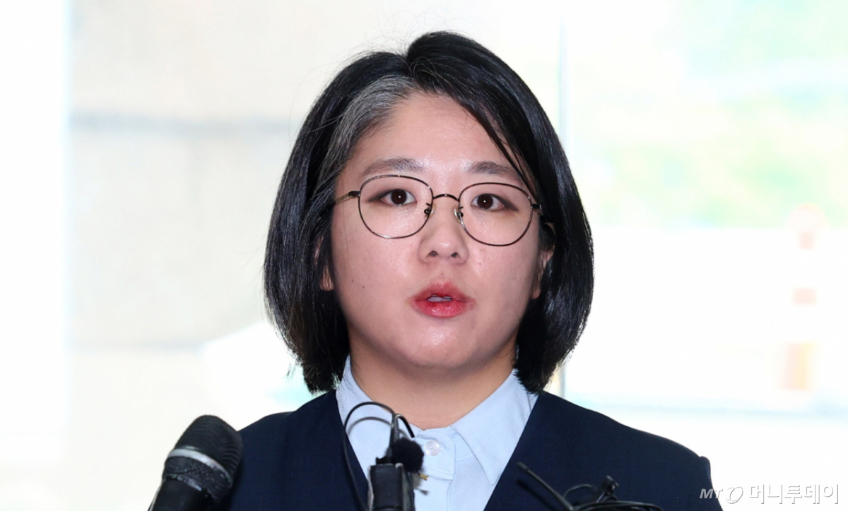 [서울=뉴시스] 전신 기자 = 용혜인 성평등가족부 장관 후보자가 2일 서울 서대문구 한국청소년활동진흥원에 마련된 인사청문 준비 사무실로 첫 출근하며 취재진 질문에 답변하고 있다. 2026.09.02. photo1006@newsis.com /사진=전신