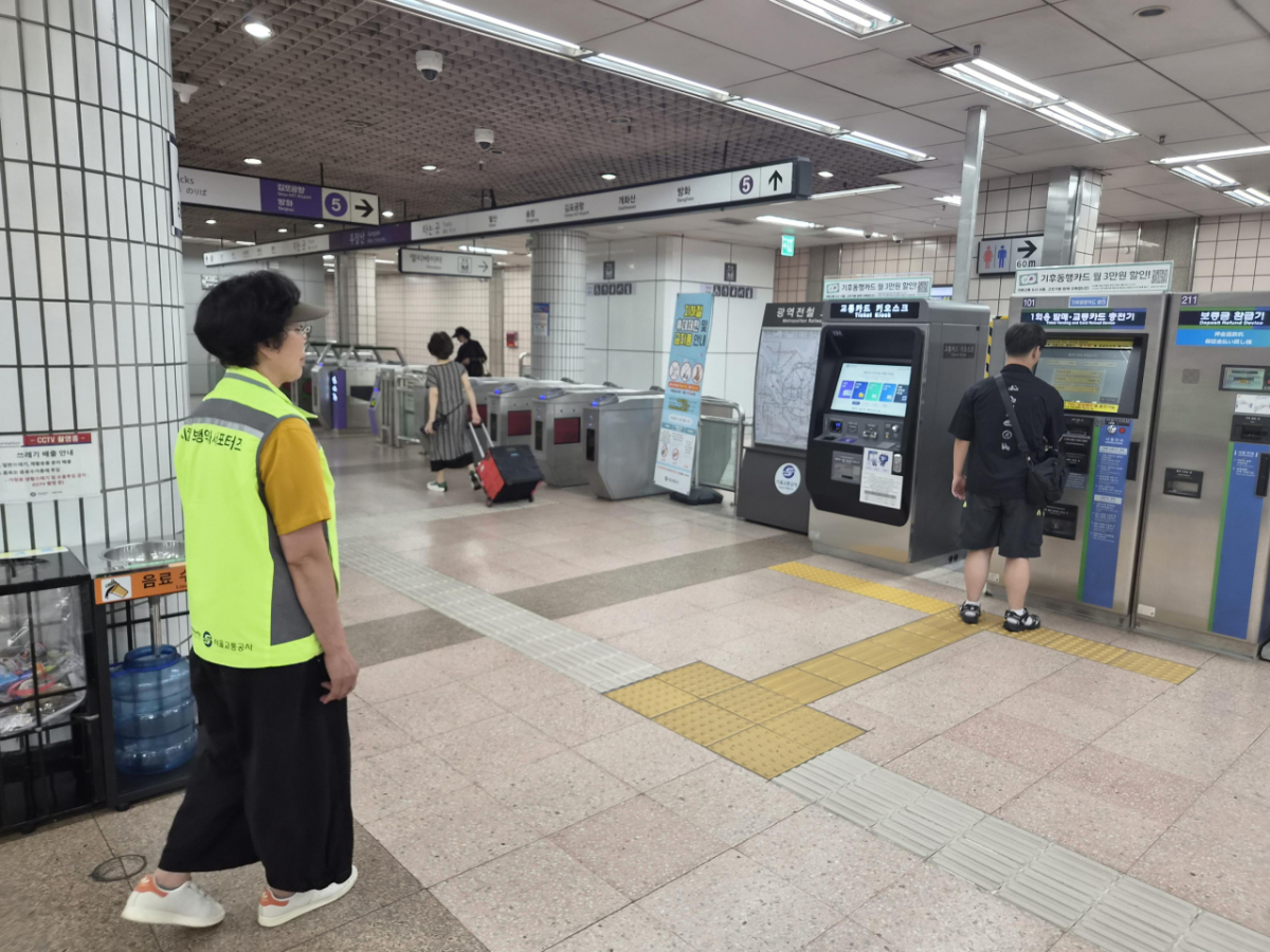 우장산역 보행약자 서포터즈 근무 모습 /사진제공=서울교통공사
