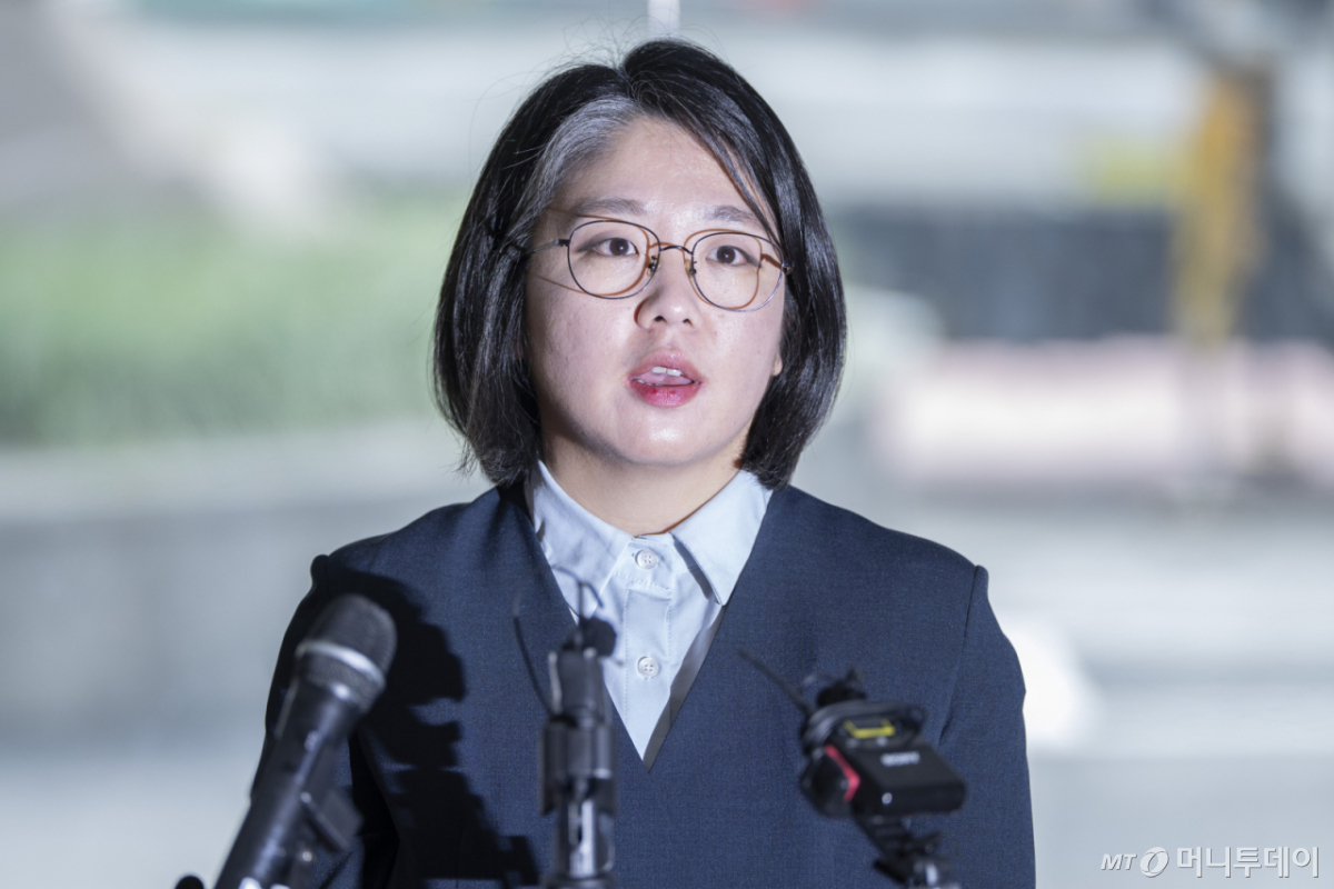 성평등가족부 장관 후보자로 지명된 용혜인 기본소득당 의원이 2일 서울 서대문구에 마련된 인사청문회 준비 사무실로 출근하고 있다. /사진=조현호 기자 /사진=조현호