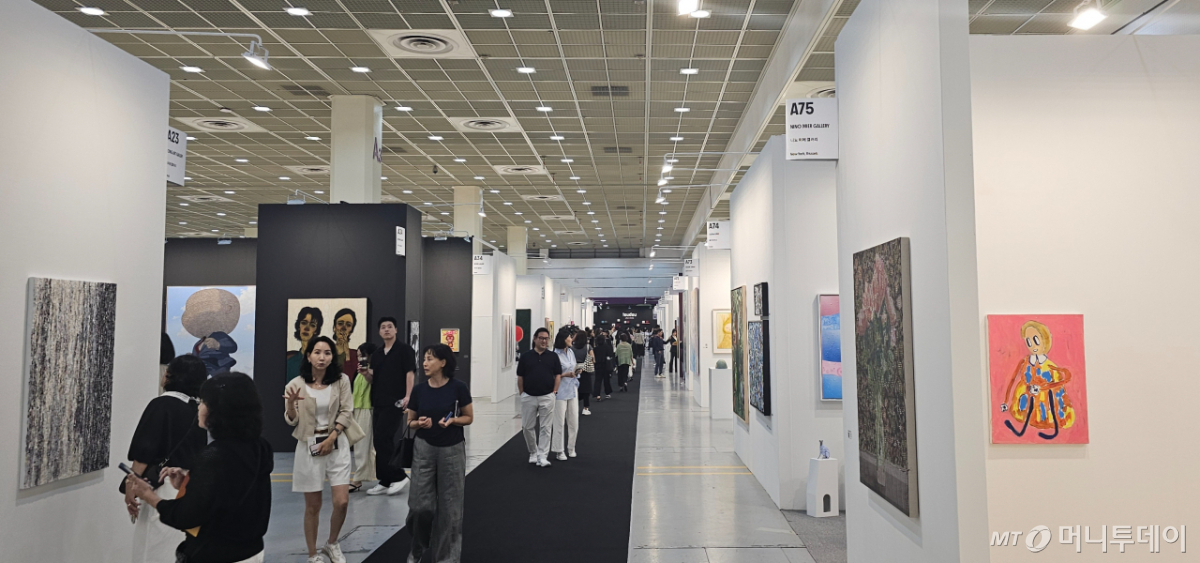  2일 서울 강남구 코엑스에서 열린 '키아프 서울'을 찾은 관람객들. /사진 = 오진영 기자