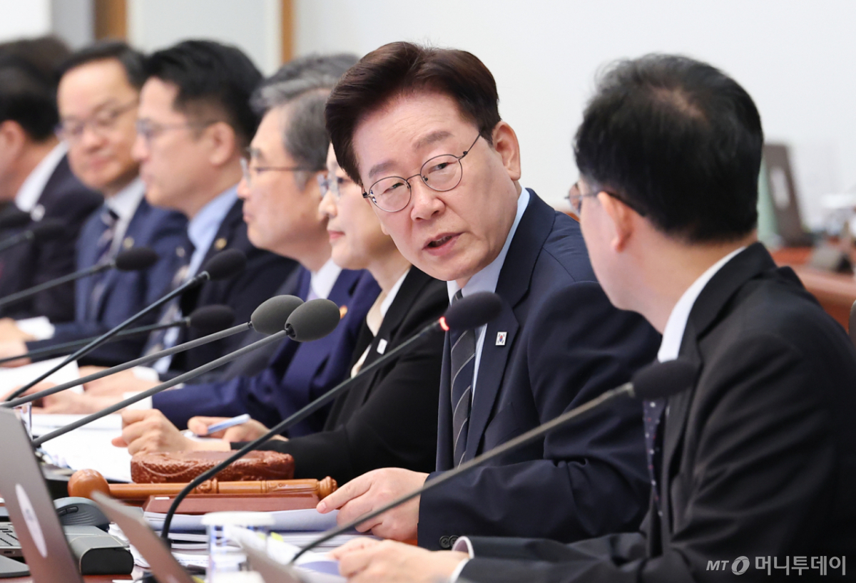 (서울=뉴스1) 이재명 기자 = 이재명 대통령과 부총리 겸 재정경제부 장관 후보자인 이형일 재경부 1차관이 1일 청와대에서 열린 국무회의에서 대화하고 있다. 2026.9.1/뉴스1 Copyright © 뉴스1. All rights reserved. 무단 전재 및 재배포, AI학습 이용 금지. /사진=(서울=뉴스1) 이재명 기자