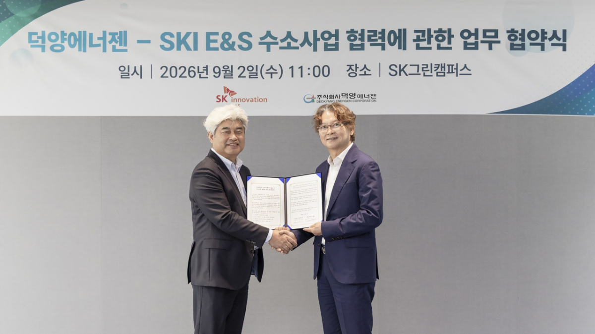 전영준(왼쪽) SK이노베이션 E&S 신에너지사업본부장과 김기철 덕양에너젠 대표가 2일 서울 종로구 SK그린캠퍼스에서 ‘기체수소 공급 및 수소충전소 사업 협력을 위한 업무협약’을 체결하고 기념사진을 촬영하고 있다./사진=SK이노베이션