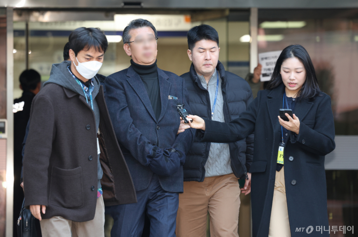 중증 발달장애인 거주 시설 '색동원' 내 입소자들을 성적으로 학대한 의혹을 받는 원장 김 모씨가 2월19일 서울 서초구 중앙지방법원에서 구속 전 피의자 심문(영장실질심사)을 마친 뒤 구치소로 이동하고 있다./사진=뉴스1