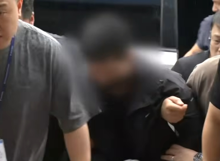 5살 딸 앞에서 이혼소송 중인 아내를 살해한 30대 공무원이 피해자를 흉기로 20차례 넘게 찌른 것으로 전해졌다. /사진=JTBC '사건반장'