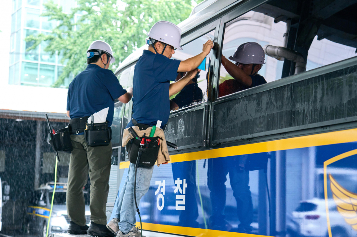 현대차그룹은 경찰버스에 실내 온도 낮춰주는 '나노 쿨링 필름'을 시범 적용했다./사진=현대차그룹