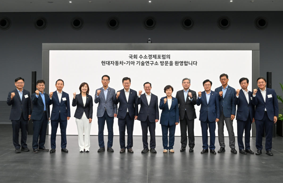 (왼쪽 네번째부터) 김소희 의원, 김주영 의원, 안호영 의원, 이종배 의원, 조배숙 의원, 장재훈 현대차그룹 부회장, 박형수 의원, 김재홍 한국수소연합 회장, 이항수 현대차그룹 부사장, 김창환 현대차그룹 부사장. /사진제공=현대차그룹