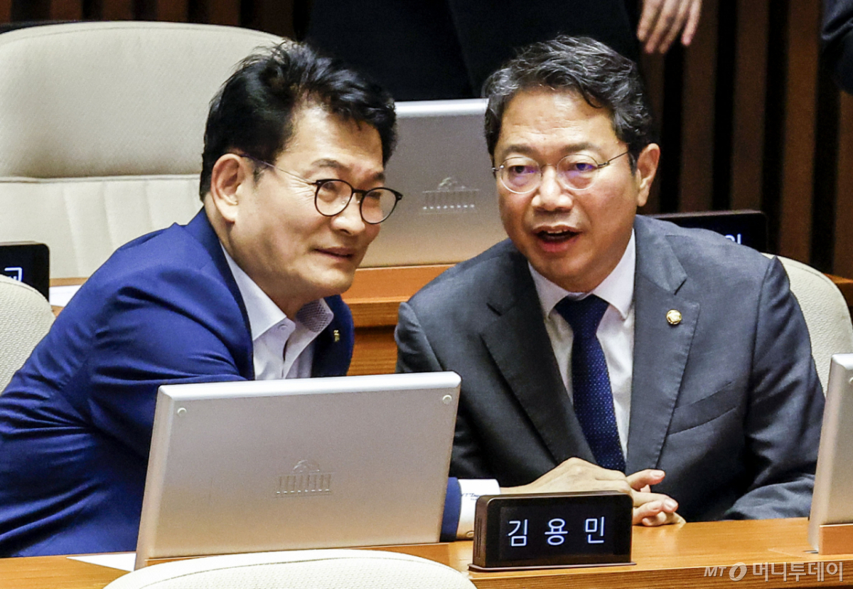 [서울=뉴시스] 정병혁 기자 = 김승원 법무부장관 후보자와 송영길 더불어민주당 의원이 1일 서울 여의도 국회에서 열린 제439회 국회(정기회) 개회식에서 대화하고 있다. 2026.09.01. /사진=정병혁