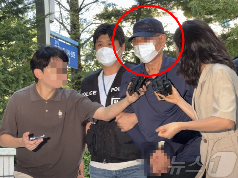 지적장애가 있는 20대 여성 직원을 여러 차례 성폭행해 임신시킨 혐의를 받는 60대 전직 중소기업 임원이 지난달 12일 영장실질심사를 받기 위해 인천지법에 출석하는 모습. /사진=뉴스1