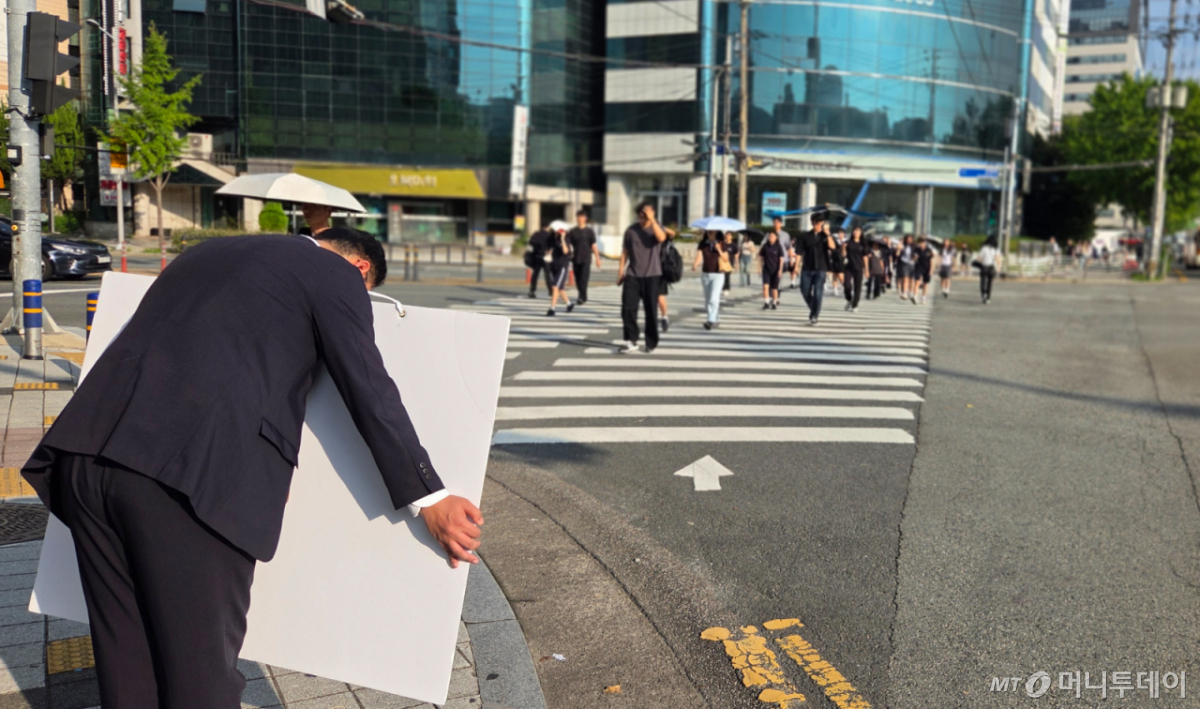 [서울=뉴시스] 최진석 기자 = 천하람 개혁신당 대표 권한대행 겸 원내대표가 2일 부산 금정구 금정로를 찾아 정이한 전 부산시장 후보 관련 '잘못된 공천' 부산 시민 사죄 인사를 하고 있다. (사진=천하람 의원실 제공) 2026.09.02. photo@newsis.com *재판매 및 DB 금지 /사진=