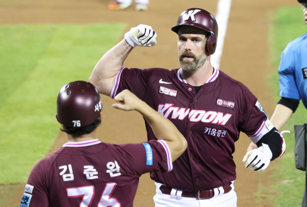 2026 신한 SOL KBO리그 두산 베어스 대 키움 히어로즈 경기가 30일 서울 잠실야구장에서 열렸다. 키움 데이비슨이 6회초 무사에서 두산 선발 최민석을 상대로 중월 1점 홈런을 날리고 홈인하고 있다. /사진=김진경 kim.jinkyung@