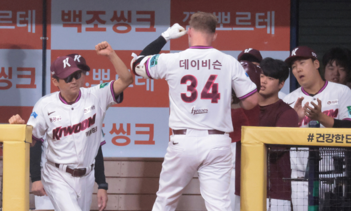 키움 3번타자 데이비슨이 23일 고척스카이돔에서 열린 2026KBO리그 키움히어로즈와 KIA타이거즈 경기 3회말 네일을 상대로 동점 투런홈런을 터트린 후 홈인하고 있다. . 2026.08.23. /사진=강영조 cameratalks@