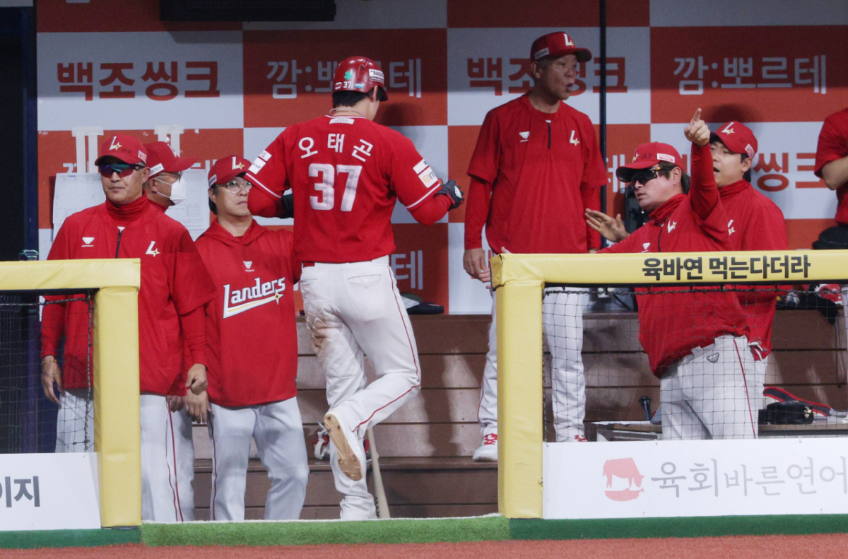 2026 신한 SOL KBO리그 키움 히어로즈 대 SSG 랜더스 경기가 20일 서울 고척스카이돔에서 열렸다. SSG 7회초 2사 1,2루에서 2루루자 오태곤이 정준재의 적시타 때 역전 득점을 한 후 이숭용 감독의 환영을 받고 있다. /사진=김진경 kim.jinkyung@