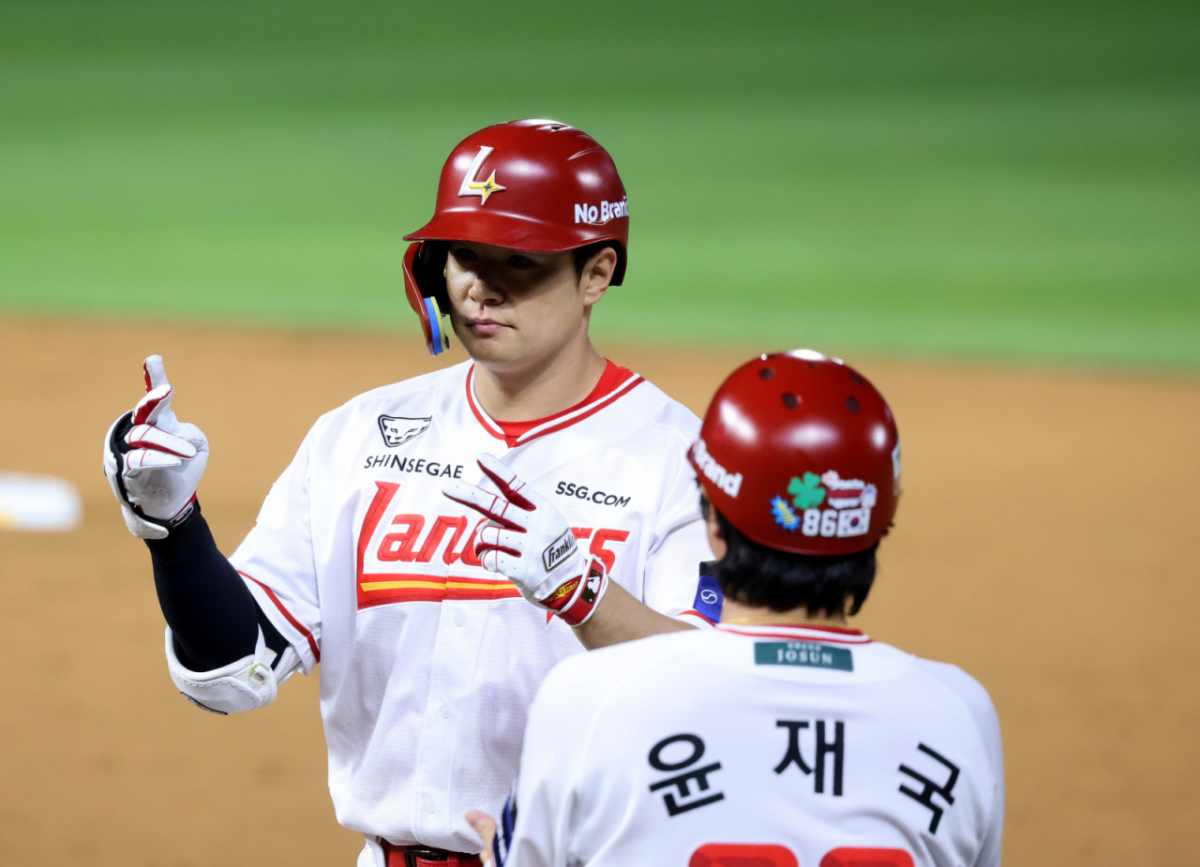 랜더스 4번타자 김재환이 5일 인천SSG랜더스필드에서 열린 2026KBO리그 SSG랜더스와 KT위즈 경기 5회말 2사 1,3루에서 1타점 안타로 출루하고 있다. 2026.06.05. /사진=강영조 cameratalks@
