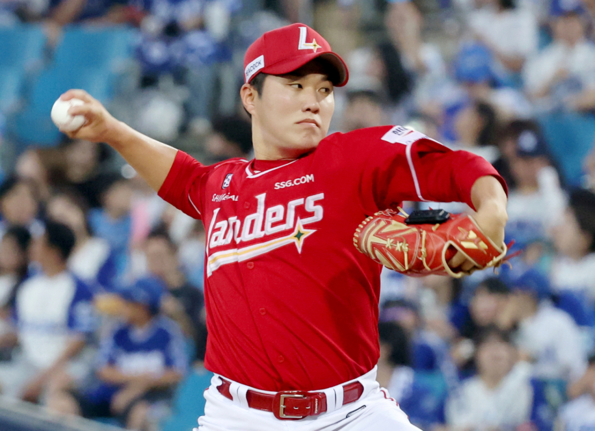 2026 신한 SOL KBO리그 삼성 라이온즈 대 SSG 랜더스 경기가 20일 대구 삼성라이온즈파크에서 열렸다. SSG 선발 최민준이 역투하고 있다. /사진=김진경 kim.jinkyung@