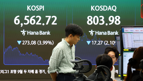 코스피가 전날 대비 273.08포인트(3.99%) 하락한 6562.72로 마감한 2일 서울 중구 하나은행 본점 딜링룸 전광판에 코스피 등이 표시돼 있다. /사진=뉴시스