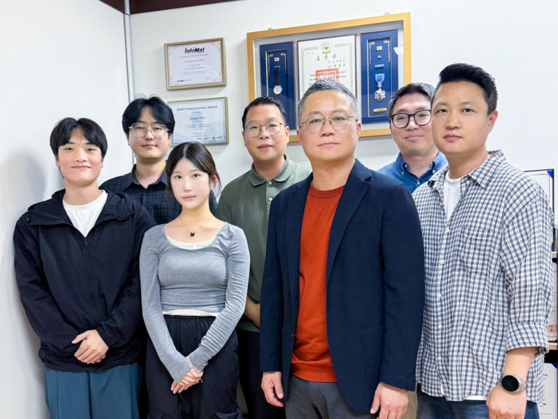 아주대-삼성전자 연구팀. 왼쪽부터 백석현 대학원생(지능형반도체공학과 석박사통합과정 / 제1저자), 최준규 박사(정보통신전자연구소 / 교신저자), 이승현 학생(지능형반도체공학과 4학년 / 제1저자), 박성준 교수(전자공학과·지능형반도체공학과 / 교신저자), 이정훈 PL(삼성전자 DS부문 메모리소재기술팀 / 교신저자), 이홍준 박사(삼성전자 DS부문 메모리소재기술팀 / 제1저자), 윤진구 박사(삼성전자 DS부문 메모리소재기술팀 / 공동저자)./사진제공=아주대