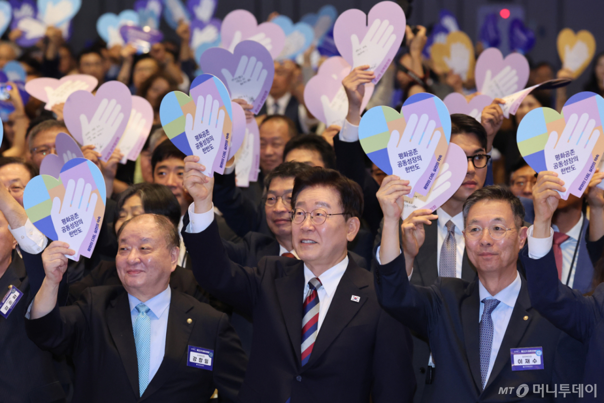 (인천=뉴스1) 이재명 기자 = 이재명 대통령이 2일 인천 중구 인스파이어 리조트에서 열린 제22기 민주평통 미주지역회의 평화공존 정책 대화에서 참석자들과 '평화의 다짐, 실천의 약속' 퍼포먼스를 하고 있다. 2026.9.2/뉴스1  Copyright © 뉴스1. All rights reserved. 무단 전재 및 재배포,  AI학습 이용 금지. /사진=(인천=뉴스1) 이재명 기자