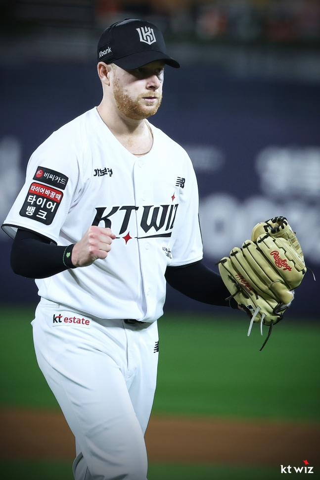 KT 위즈 외국인 투수 데이비스 대니엘이 1일 한화 이글스와 홈경기에 선발 등판해 이닝을 실점 없이 막아내고 포효하고 있다. /사진=KT 위즈 제공