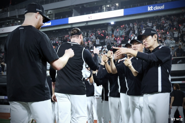 KT 위즈 외국인 투수 데이비스 대니엘(왼쪽 끝)이 1일 한화 이글스와 홈경기에 선발 등판해 승리를 따낸 뒤 이강철 감독의 격려를 받고 있다. /사진=KT 위즈 제공