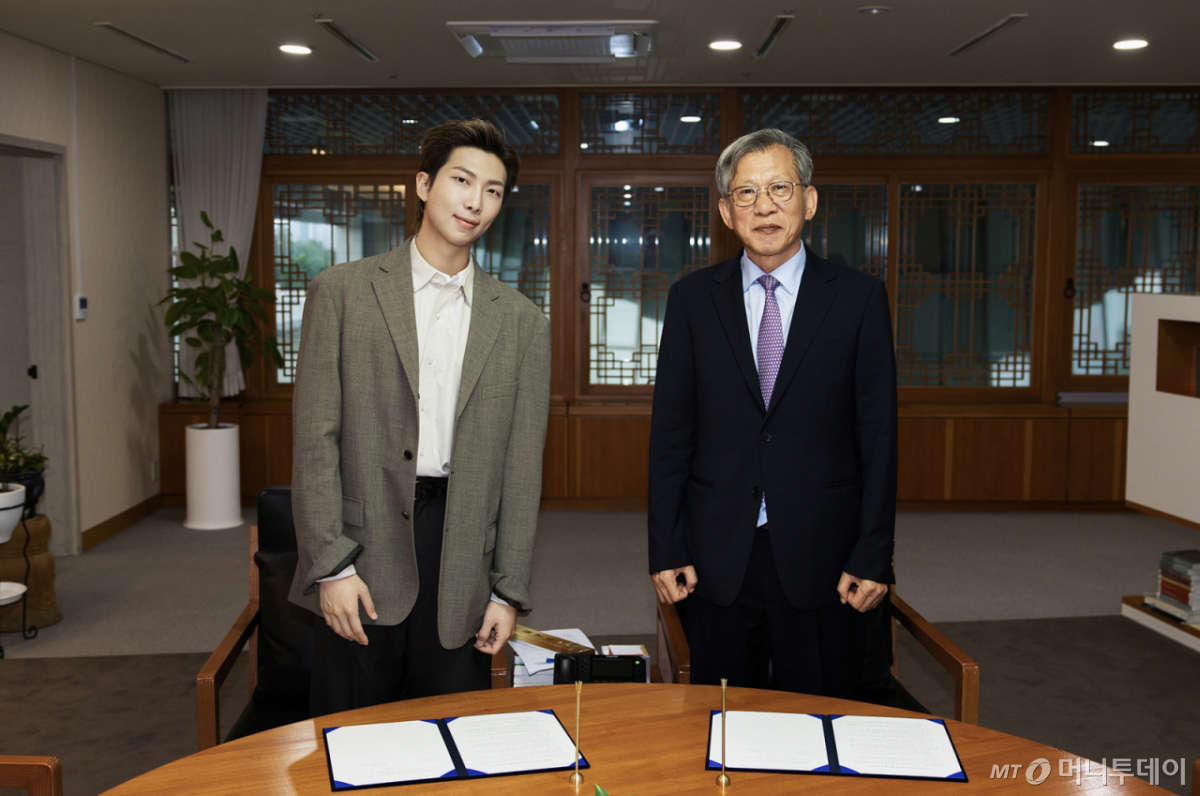 (서울=뉴스1) = 사진은 19일 열린 위촉식에서 기념촬영하는 유흥준 국립중앙박물관장과 방탄소년단 RM. (국립중앙박물관 제공. 재판매 및 DB 금지) 2026.6.20/뉴스1 Copyright © 뉴스1. All rights reserved. 무단 전재 및 재배포, AI학습 이용 금지.