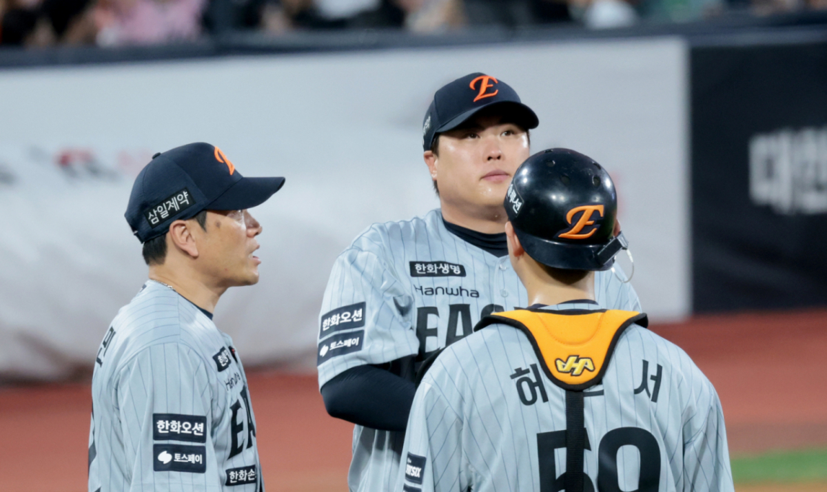한화 이글스 류현진(가운데)이 2일 수원 KT위즈파크에서 열린 KT 위즈와 2026 신한 SOL KBO리그 방문경기에 선발 등판해 2회말 수비실책과 실점이 이어진 뒤 마운드에 오른 박승민 투수코치(왼쪽)과 이야기를 나누고 있다./사진=강영조 선임기자
