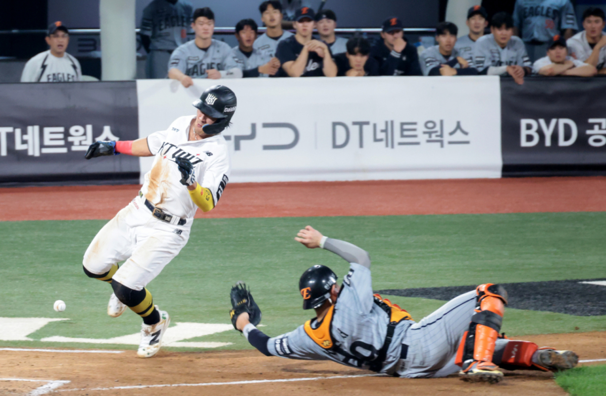 한화 이글스 포수 허인서(오른쪽)가 2일 수원 KT위즈파크에서 열린 KT 위즈와 2026 신한 SOL KBO리그 방문경기에서 7회말 수비 때 황영묵의 빠지는 송구를 잡아내지 못하고 안현민의 득점을 허용하고 있다. /사진=강영조 선임기자