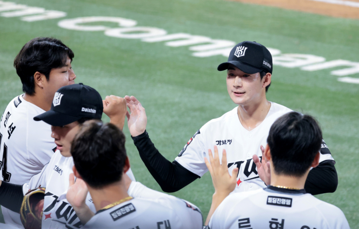 KT 위즈 스기모토(오른쪽)가 2일 수원 KT위즈파크에서 열린 한화 이글스와 2026 신한 SOL KBO리그 홈경기 8회초 탈삼진 3개로 이닝을 막아낸 뒤 동료들의 환영 속에 더그아웃으로 향하고 있다. /사진=강영조 선임기자