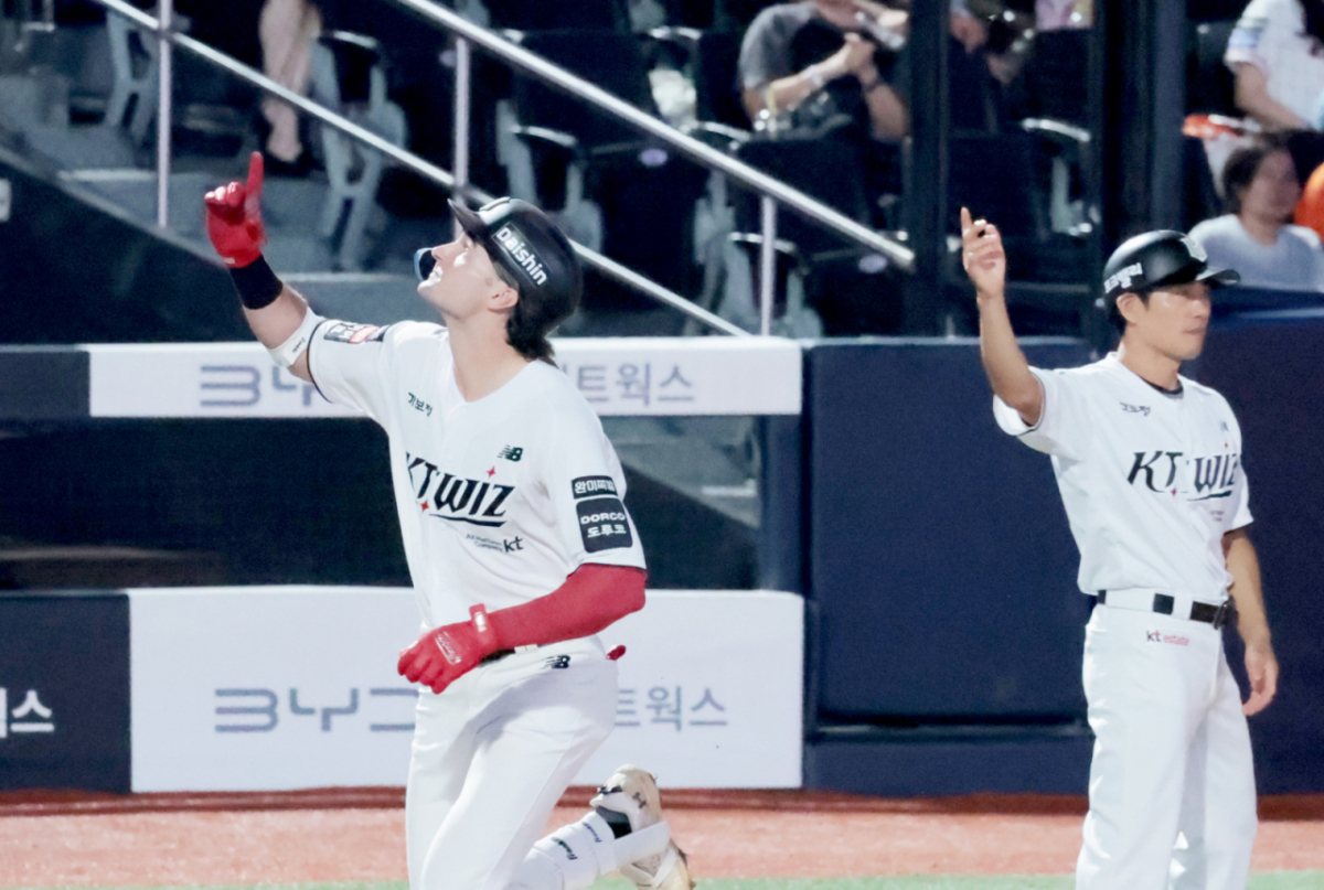 KT 위즈 힐리어드가 2일 수원 KT위즈파크에서 열린 한화 이글스와 2026 신한 SOL KBO리그 홈경기 8회말 솔로 홈런을 날리고기뻐하고 있다. /사진=강영조 선임기자