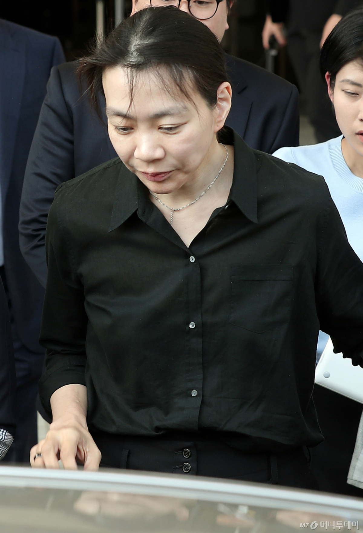대한항공 여객기를 이용해 해외에서 구입한 명품백 등 개인물품을 밀수한 혐의를 받는 당시 조현아 전 대한항공 부사장이 2019년 5월16일 오후 인천지방법원에서 열린 공판 준비기일을 마친 뒤 차량으로 향하고 있다.