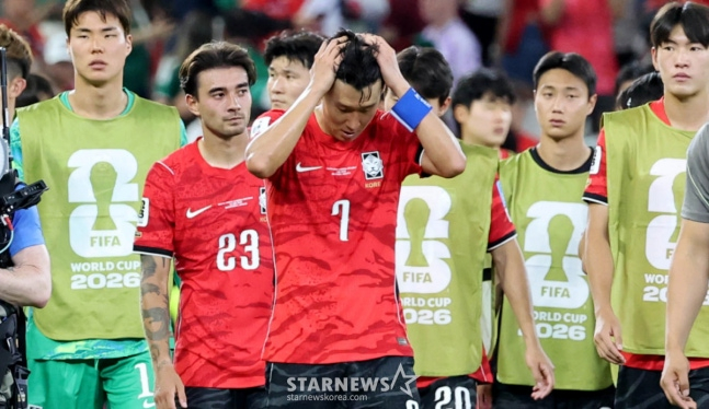 2026 북중미월드컵 A조 3차예선 대한민국 대 남아공 경기가 지난 6월 25일(한국시간) 멕시코 몬테레이 에스타디오 BBVA에서 열렸다. 후반전 선제골을 허용하며 남아공에 0-1로 패해 조3위에 머문 대표팀, 손흥민, 옌스 등 대표팀 선수들이 아쉬운 표정으로 경기를 마무리하고 있다. 2026.06.24. /사진=김진경 kim.jinkyung@