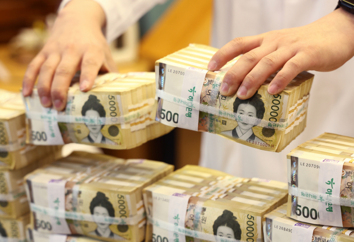 (서울=뉴스1) 최지환 기자 = 5일 서울 중구 하나은행 위변조센터에서 직원이 5만원권을 정리하고 있다. 한국은행 경제통계시스템에 따르면 2025년 말 기준 화폐발행잔액은 210조6천956억원으로 2024년 말 대비 9.1% 증가했다. 이 증가율은 코로나19 사태 이후 가장 높은 수치다. 2026.2.5/뉴스1 Copyright © 뉴스1. All rights reserved. 무단 전재 및 재배포, AI학습 이용 금지. /사진=(서울=뉴스1) 최지환 기자