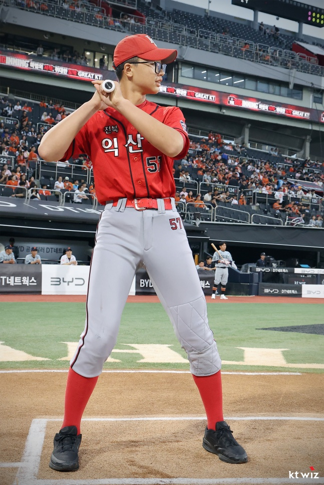 익산시 리틀야구단 선수들가 수원KT위즈파크에서 시타에 나섰다. /사진=KT 위즈 제공