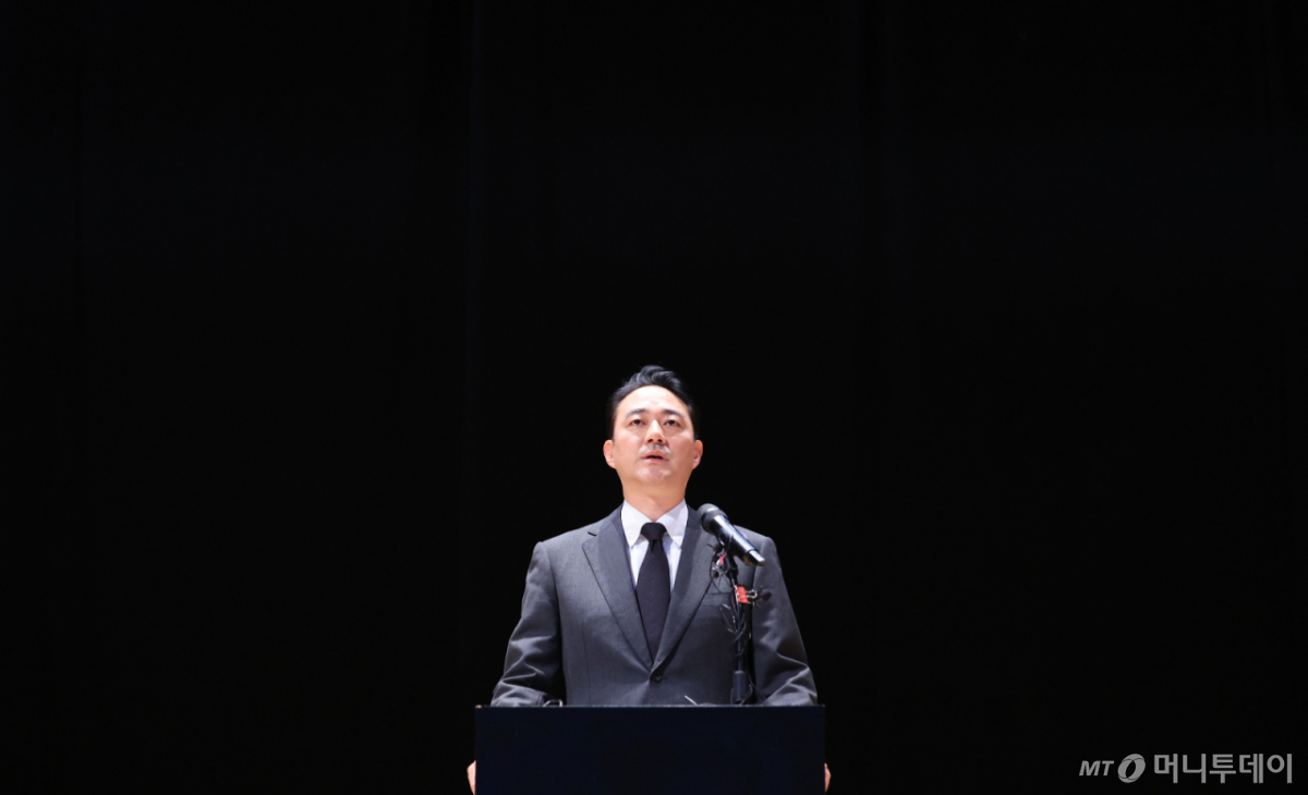 홍정도 중앙그룹 부회장이 15일 서울 마포구 중앙일보빌딩에서 계열사 기업회생절차 신청과 관련해 입장을 발표하고 있다. 2026.6.15/뉴스1 Copyright © 뉴스1. All rights reserved. 무단 전재 및 재배포, AI학습 이용 금지. /사진=(서울=뉴스1) 이호윤 기자