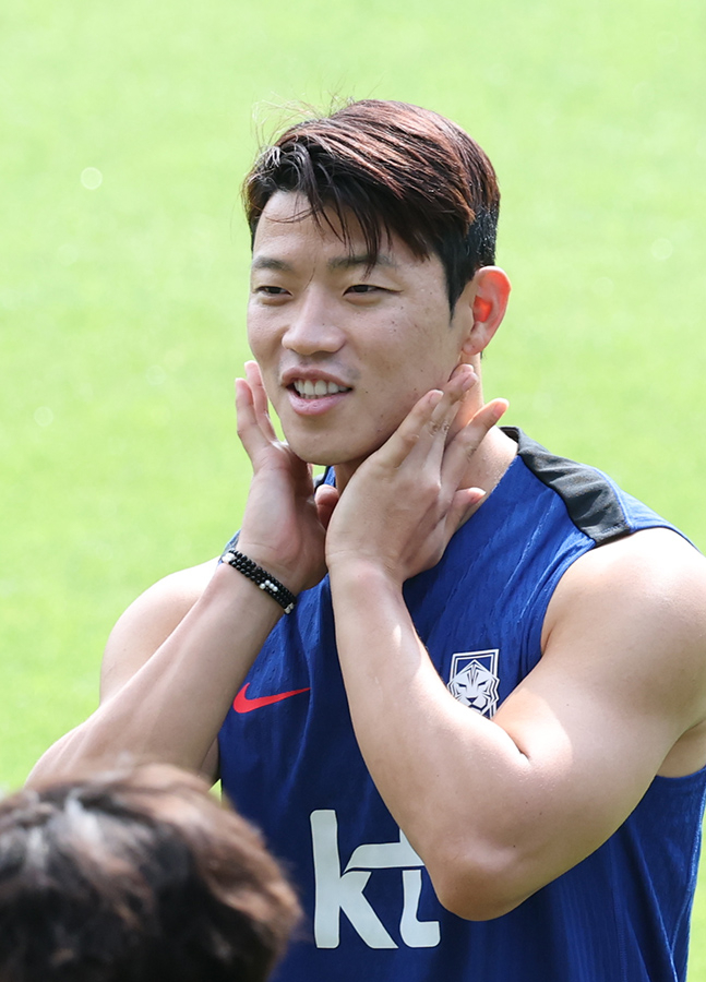 한국 축구대표팀이 2026 FIFA 북중미 월드컵 3차 예선 쿠웨이트와 조별리그 최종전을 앞두고 8일 오후 파주 NFC에서 훈련을 진행했다. 황희찬이 밝은 표정으로 훈련장으로 이동하고 있다. /사진=김진경 kim.jinkyung@