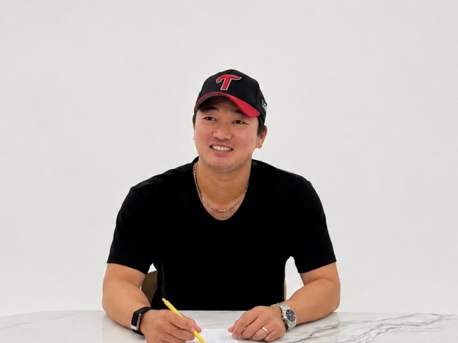 LG 고우석이 1일 LG 트윈스와 계약을 체결하고 있다. /사진=LG 트윈스 제공