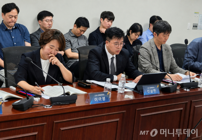 이아영 LG유플러스 대외협력담당(앞줄 왼쪽부터), 신상민 SKT 정책개발실장 등이 이정헌 더불어민주당 의원실 주최로 2일 국회에서 열린 'AI 시대 네트워크 고도화 방안 정책 세미나'에서 패널토론에 참석하고 있다. /사진=구자윤 기자 jykoo@