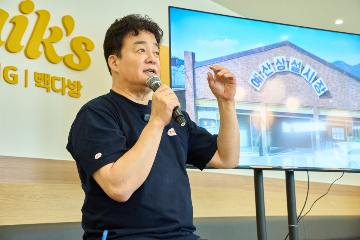 백종원 더본코리아 대표가 지난 2일 충남 예산에 위치한 빽다방 예당호점에서 진행된 기자간담회에서 예산 지역개발에 대해 설명하는 모습./사진제공=더본코리아