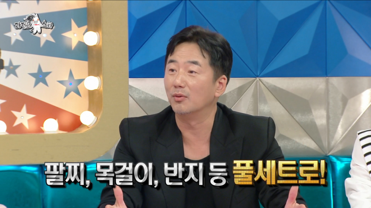 류승수가 자녀 돌잔치 때 배용준에게 선물받은 T사 명품 주얼리 세트를 자랑했다. /사진=MBC '라디오스타' 캡처
