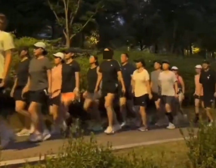 최근 SNS(소셜미디어)를 중심으로 빠르게 달리기보다 낮은 강도로 천천히 뛰는 '슬로우러닝'이 인기를 끌고 있다. 참여자가 늘고 관련 모임까지 생겨나자, 과거 러닝크루의 '길막' 논란이 되풀이될 수 있다는 우려도 나온다. /사진=엑스 캡처