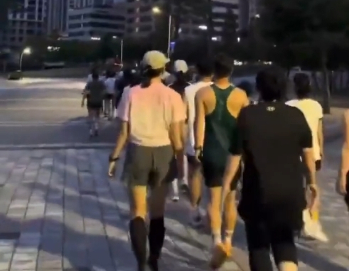 네티즌들이 문제 삼는 건 슬로우러닝 자체가 아니라 단체 달리기로 인한 통행 방해다. 과거 러닝크루의 '길막' 논란이 슬로우러닝 모임에서도 되풀이될 수 있다는 우려다./사진=엑스 캡처