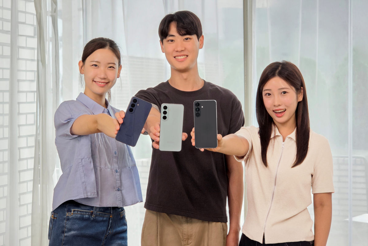 삼성전자 모델이 프리미엄 기능을 갖춘 ‘갤럭시 S26 FE’를 소개하고 있다./사진 제공=삼성전자