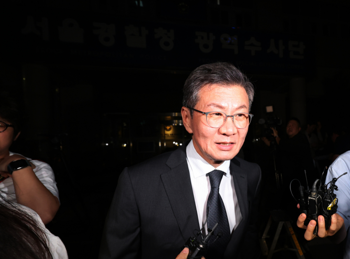 홍명보 전 축구 국가대표팀 감독 선임 과정에 부당하게 개입했다는 의혹을 받는 정몽규 전 대한축구협회 회장이 2일 서울경찰청 광역수사단 금융범죄수사대에 출석해 조사를 받은 후 귀가하며 취재진의 질문을 받고 있다./사진=뉴시스.