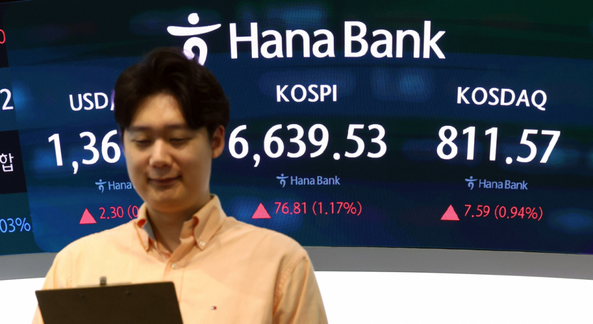 3일 오전 서울 중구 하나은행 본점 딜링룸./사진=뉴시스