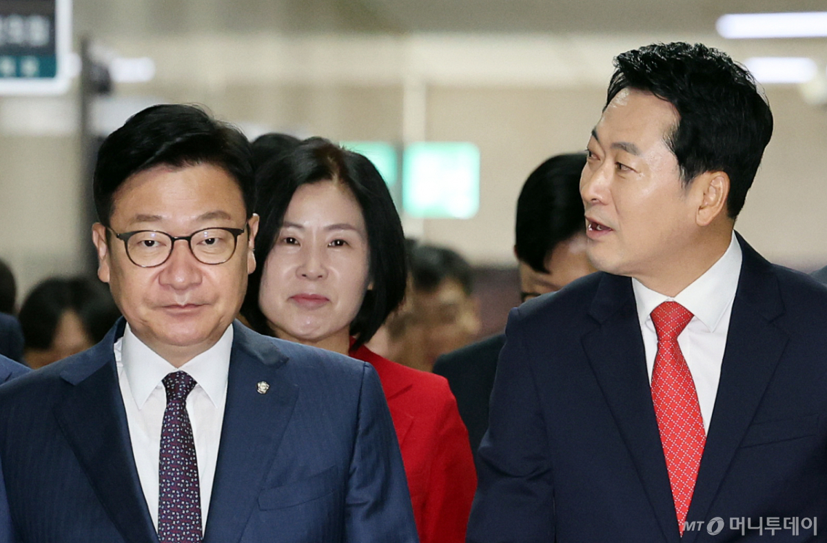 [서울=뉴시스] 최진석 기자 = 장동혁(오른쪽) 국민의힘 대표와 정점식 원내대표가 3일 여의도 국회에서 열린 최고위원회의에 참석하고 있다. 2026.09.03. myjs@newsis.com /사진=최진석