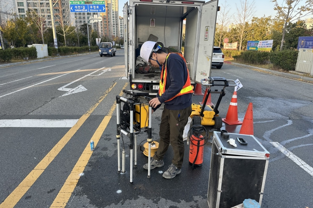 지표투과레이더(GPR)를 이용해 상하수도 관로 주변 지반침하 요인을 확인하고 있다./사진제공=나주시