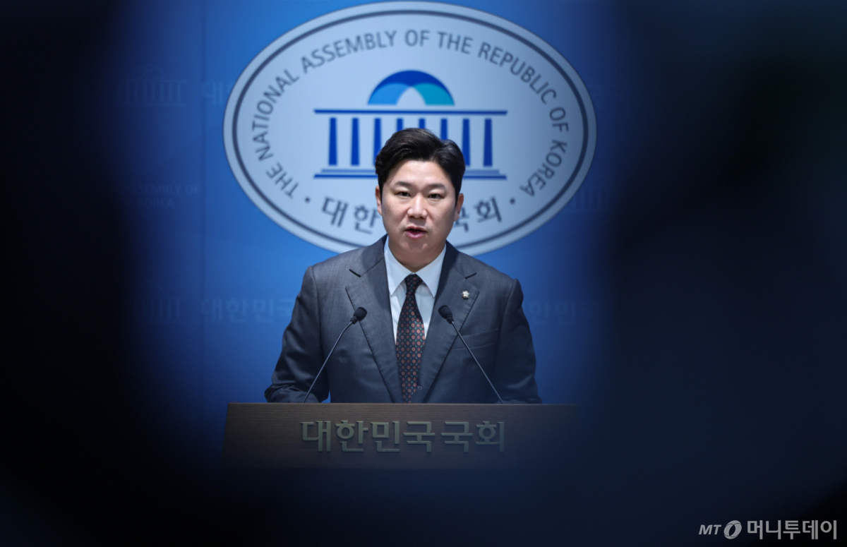 (서울=뉴스1) 김도우 기자 = 국민의힘 중앙윤리위원회로 부터 당원권 정지 징계를 받은 진종오 의원이 21일 서울 여의도 국회 소통관에서 윤리위 징계관련 입장을 밝히는 기자회견을 하고 있다. 2026.8.21/뉴스1 Copyright © 뉴스1. All rights reserved. 무단 전재 및 재배포, AI학습 이용 금지. /사진=(서울=뉴스1) 김도우 기자
