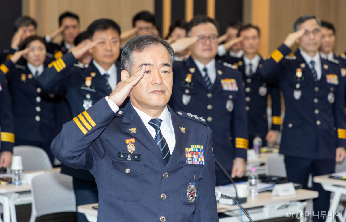 (서울=뉴스1) 안은나 기자 = 김종철 신임 경찰청장 직무대행(경찰청 차장)이 3일 서울 서대문구 경찰청에서 열린 전국 경찰 지휘부 회의에서 국민의례를 하고 있다. 2026.9.3/뉴스1 Copyright © 뉴스1. All rights reserved. 무단 전재 및 재배포, AI학습 이용 금지. /사진=(서울=뉴스1) 안은나 기자