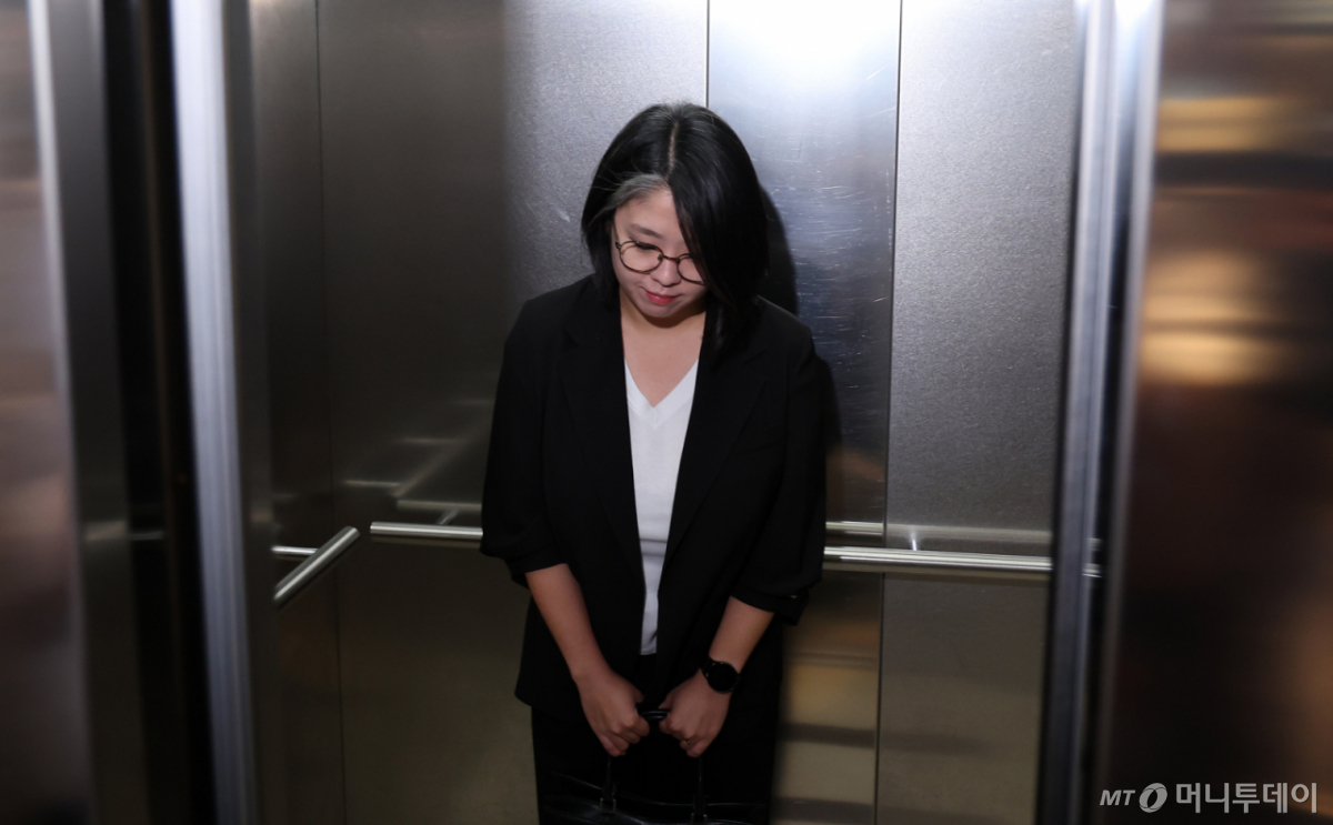 (서울=뉴스1) 김성진 기자 = 용혜인 성평등가족부 장관 후보자가 3일 오전 서울 서대문구 한국청소년활동진흥원에 마련된 인사청문회 준비사무실로 출근하고 있다. 2026.9.3/뉴스1 Copyright © 뉴스1. All rights reserved. 무단 전재 및 재배포, AI학습 이용 금지. /사진=(서울=뉴스1) 김성진 기자